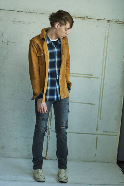 <strong>ANTHOLOGIE｜アンソロジー</strong><br /><strong>2015-16年 秋冬コレクション</strong>　レザージャケット 13万5000円、シャツ 2万520円、パンツ 3万4560円、ブレスレット10万5840円