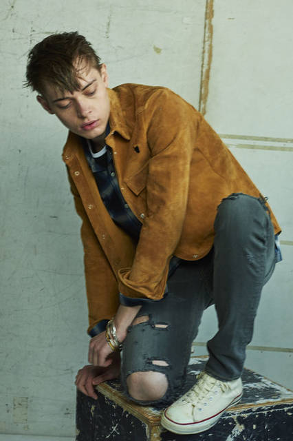 <strong>ANTHOLOGIE｜アンソロジー</strong><br /><strong>2015-16年 秋冬コレクション</strong>　レザージャケット 13万5000円、シャツ 2万520円、パンツ 3万4560円、ブレスレット10万5840円