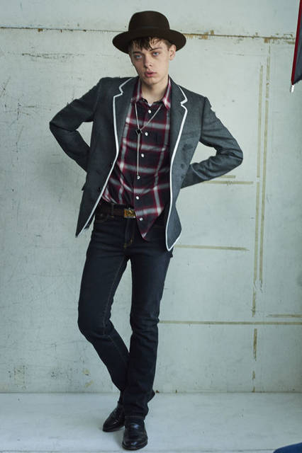 <strong>ANTHOLOGIE｜アンソロジー</strong><br /><strong>2015-16年 秋冬コレクション</strong>　ジャケット 9万6120円、シャツ 2万520円、パンツ 2万5920円、ベルト 3万6720円、ネックレス 4万5360円