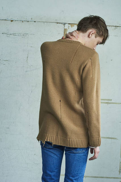 <strong>ANTHOLOGIE｜アンソロジー</strong><br /><strong>2015-16年 秋冬コレクション</strong>　セーター 4万3200円、パンツ 3万240円