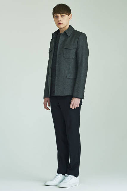 <strong>ANTHOLOGIE｜アンソロジー</strong><br /><strong>2015-16年 秋冬コレクション</strong>　ジャケット 8万2080円、セーター 5万6160円、パンツ 3万6720円