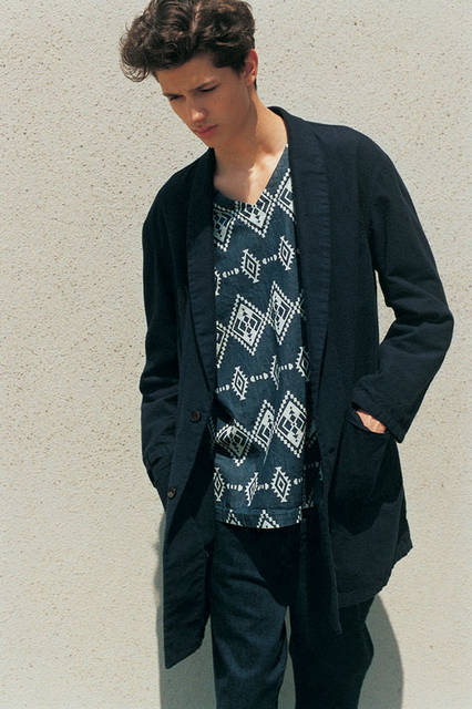 <strong>SOPHNET.｜ソフネット</strong><br /><strong>2015-16年 秋冬コレクション</strong>　ガウンシャツ 3万240円、シャツ 2万520円、パンツ 3万240円