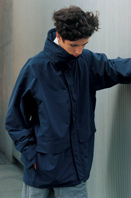 <strong>SOPHNET.｜ソフネット</strong><br /><strong>2015-16年 秋冬コレクション</strong>　マウンテンパーカ 7万6680円、タートルカットソー 9000円、パンツ 2万8080円