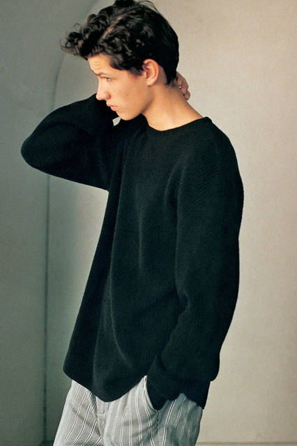 <strong>SOPHNET.｜ソフネット</strong><br /><strong>2015-16年 秋冬コレクション</strong>　ロングニット 4万8600円、パンツ 2万8080円