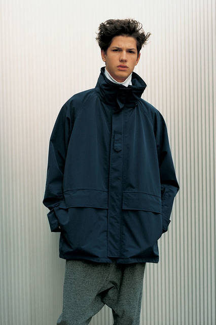 <strong>SOPHNET.｜ソフネット</strong><br /><strong>2015-16年 秋冬コレクション</strong>　マウンテンパーカ 7万6680円、タートルカットソー 9000円、パンツ 2万8080円