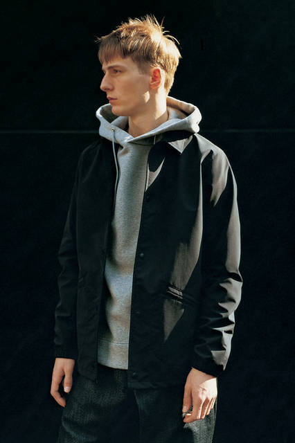 <strong>SOPHNET.｜ソフネット</strong><br /><strong>2015-16年 秋冬コレクション</strong>　ブルゾン 3万8880円、スエットパーカ 2万520円、パンツ 2万8080円