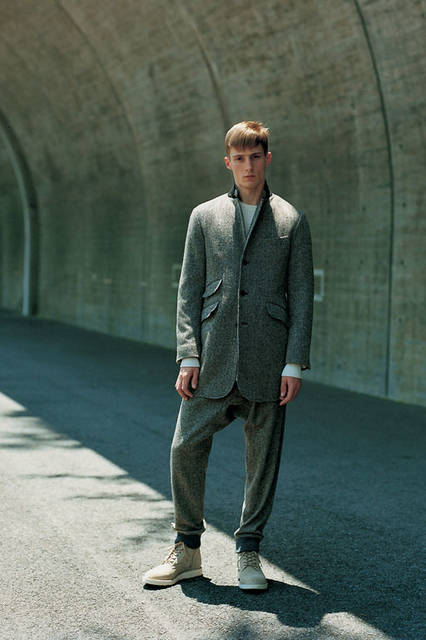 <strong>SOPHNET.｜ソフネット</strong><br /><strong>2015-16年 秋冬コレクション</strong>　ロングジャケット 6万4800円、ニット 4万8600円、パンツ 3万3480円、ブーツ 5万2920円