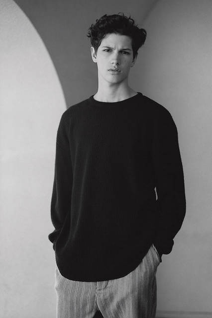 <strong>SOPHNET.｜ソフネット</strong><br /><strong>2015-16年 秋冬コレクション</strong>　ロングニット 4万8600円、パンツ 2万8080円