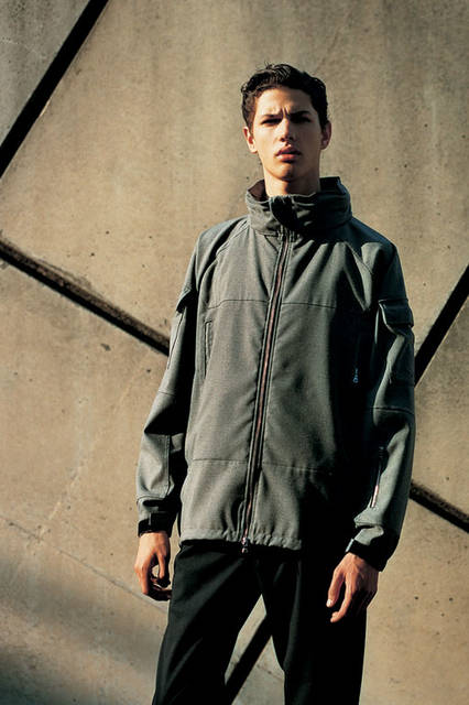 <strong>SOPHNET.｜ソフネット</strong><br /><strong>2015-16年 秋冬コレクション</strong>　マウンテンパーカ 7万3440円、パンツ 2万9160円