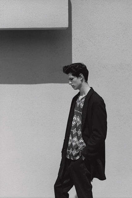 <strong>SOPHNET.｜ソフネット</strong><br /><strong>2015-16年 秋冬コレクション</strong>　ガウンシャツ 3万240円、シャツ 2万520円、パンツ 3万240円