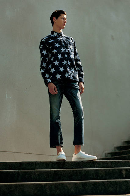 <strong>SOPHNET.｜ソフネット</strong><br /><strong>2015-16年 秋冬コレクション</strong>　シャツ 2万5920円、ジーンズ 4万2120円、シューズ 5万1840円