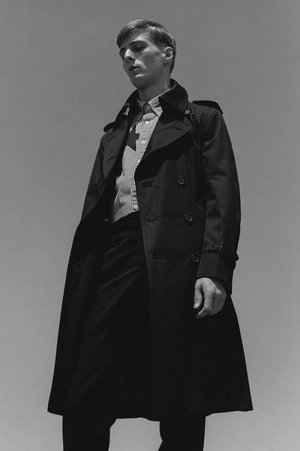 <strong>SOPHNET.｜ソフネット</strong><br /><strong>2015-16年 秋冬コレクション</strong>　トレンチコート 17万2800円、シャツ 2万5920円、パンツ（スーツ）8万5320円