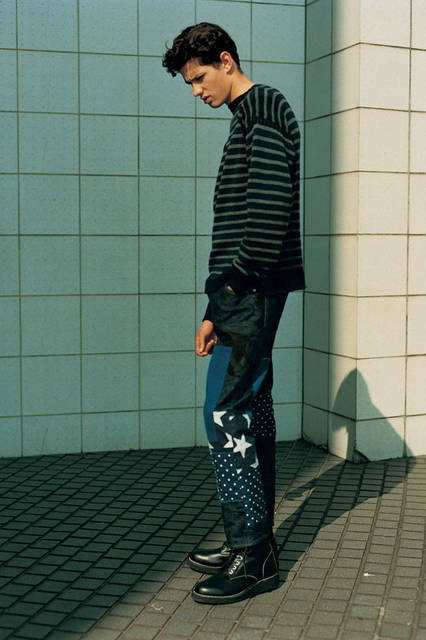 <strong>SOPHNET.｜ソフネット</strong><br /><strong>2015-16年 秋冬コレクション</strong>　ニット 2万4840円、ジーンズ 3万8880円、ブーツ 5万2920円