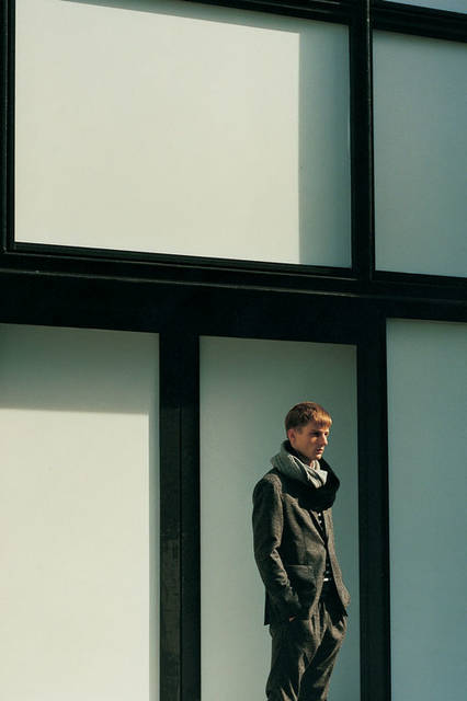 <strong>SOPHNET.｜ソフネット</strong><br /><strong>2015-16年 秋冬コレクション</strong>　ジャケット 5万2920円、ニット 2万4840円、パンツ 2万9160円、スヌード 2万520円