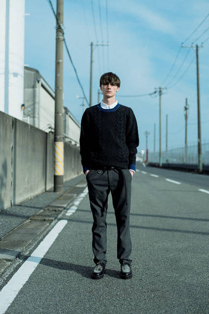 <strong>uniform experiment｜ユニフォーム・エクスペリメント</strong><br /><strong>2015-16年 秋冬コレクション</strong>　ニット 3万1320円、シャツ 2万5920円、パンツ 2万9160円、ベルト 9720円、シューズ 8万4240円