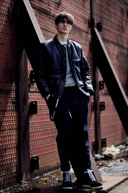 <strong>uniform experiment｜ユニフォーム・エクスペリメント</strong><br /><strong>2015-16年 秋冬コレクション</strong>　レザーブルゾン 11万8800円、ニット 3万240円、パンツ 4万2120円、ウォレットコード 8100円、ブーツ5万6160円