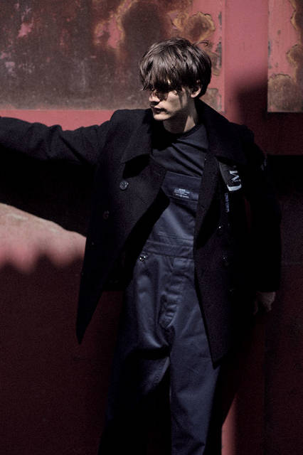 <strong>uniform experiment｜ユニフォーム・エクスペリメント</strong><br /><strong>2015-16年 秋冬コレクション</strong>　Pコート 8万6400円、Tシャツ 1万800円、オーバーオール 2万7000円