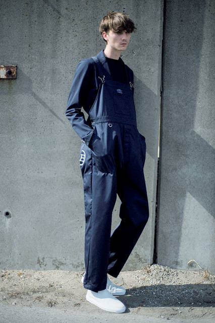 <strong>uniform experiment｜ユニフォーム・エクスペリメント</strong><br /><strong>2015-16年 秋冬コレクション</strong>　オーバーオール 2万7000円、ジャケット 5万1840円、スニーカー 2万5920円