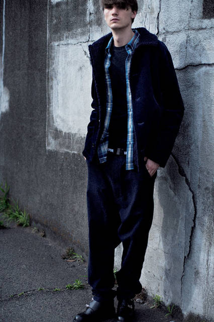 <strong>uniform experiment｜ユニフォーム・エクスペリメント</strong><br /><strong>2015-16年 秋冬コレクション</strong>　ブルゾン 6万3720円、シャツ2万5920円、Tシャツ 1万800円、パンツ 2万9160円、ベルト 8100円、シューズ 4万6440円