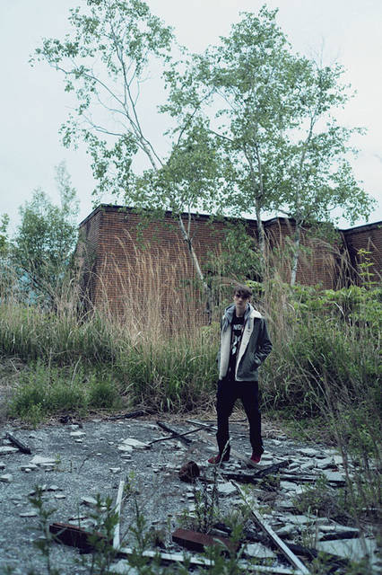 <strong>uniform experiment｜ユニフォーム・エクスペリメント</strong><br /><strong>2015-16年 秋冬コレクション</strong>　ブルゾン 6万480円、シャツ 3万1320円、Tシャツ 1万4040円、パンツ 2万4840円、スニーカー 2万5920円