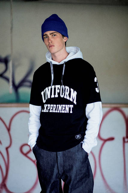 <strong>uniform experiment｜ユニフォーム・エクスペリメント</strong><br /><strong>2015-16年 秋冬コレクション</strong>　Tシャツ 1万4040円、パーカ 2万3760円、パンツ 3万240円、ニットキャップ 8100円