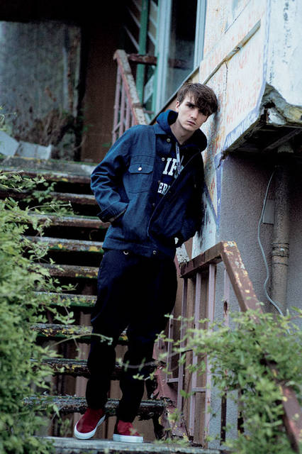 <strong>uniform experiment｜ユニフォーム・エクスペリメント</strong><br /><strong>2015-16年 秋冬コレクション</strong>　ブルゾン 4万5360円、パーカ 3万1320円、パンツ 2万7000円、スニーカー 2万5920円