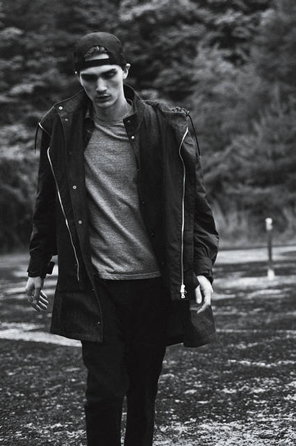 <strong>uniform experiment｜ユニフォーム・エクスペリメント</strong><br /><strong>2015-16年 秋冬コレクション</strong>　モッズコート 7万3440円、シャツ 2万5920円、Tシャツ 1万800円、パンツ 2万7000円、キャップ 7560円