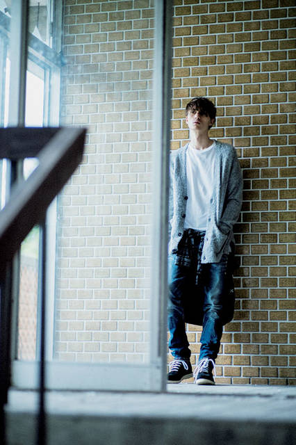 <strong>uniform experiment｜ユニフォーム・エクスペリメント</strong><br /><strong>2015-16年 秋冬コレクション</strong>　カーディガン 3万1320円、Tシャツ 1万800円、ジーンズ 5万1840円、ブーツ 5万6160円、シャツ 2万5920円