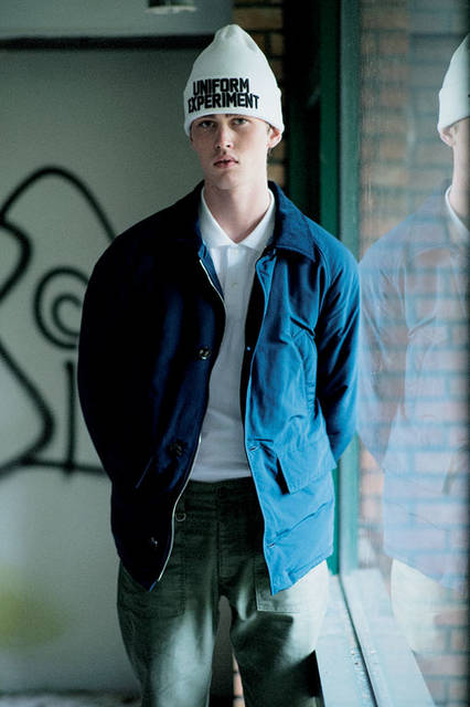 <strong>uniform experiment｜ユニフォーム・エクスペリメント</strong><br /><strong>2015-16年 秋冬コレクション</strong>　ブルゾン 7万200円、ポロシャツ 1万7280円、パンツ 2万5920円、ニットキャップ 8100円