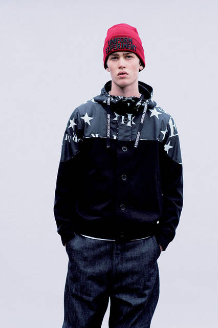 <strong>uniform experiment｜ユニフォーム・エクスペリメント</strong><br /><strong>2015-16年 秋冬コレクション</strong>　パーカ 4万2120円、パンツ 3万240円、ニットキャップ 8100円