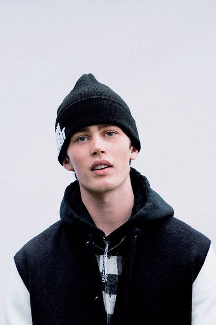 <strong>uniform experiment｜ユニフォーム・エクスペリメント</strong><br /><strong>2015-16年 秋冬コレクション</strong>　ブルゾン 9万7200円、シャツ 2万5920円、パーカ 2万3760円、ニットキャップ 8100円