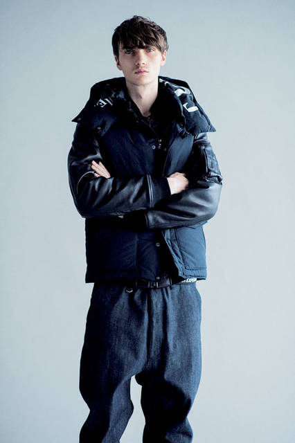 <strong>uniform experiment｜ユニフォーム・エクスペリメント</strong><br /><strong>2015-16年 秋冬コレクション</strong>　ダウンベスト 6万2640円、レザーブルゾン 11万8800円、パンツ 3万240円、 ベルト 8100円