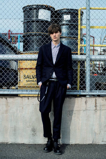 <strong>uniform experiment｜ユニフォーム・エクスペリメント</strong><br /><strong>2015-16年 秋冬コレクション</strong>　ジャケット 8万1000円、シャツ 2万4840円、パンツ 4万2120円、ベルト 8100円、ウォレットコード 8100円、シューズ 4万6440円