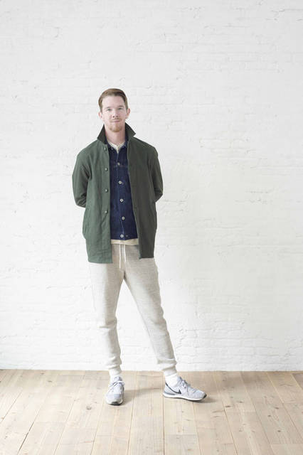 <strong>FLISTFIA｜フリストフィア</strong><br /><strong>2015-16年 秋冬コレクション</strong>　オイルドショートコート 2万5920円、デニムジャケット 2万9700円、スウェットパンツ 1万9980円