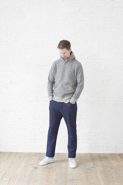 <strong>FLISTFIA｜フリストフィア</strong><br /><strong>2015-16年 秋冬コレクション</strong>　プルオーバーパーカー 1万5120円、デニム 2万3760円