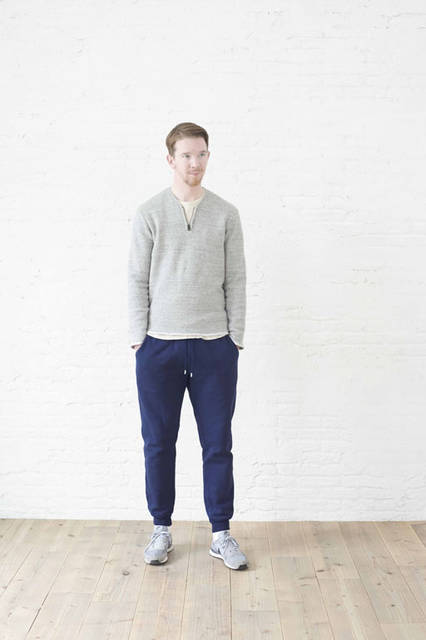 <strong>FLISTFIA｜フリストフィア</strong><br /><strong>2015-16年 秋冬コレクション</strong>　Vネックハーフジッププルオーバー 1万7280円、スウェットパンツ2万3760円