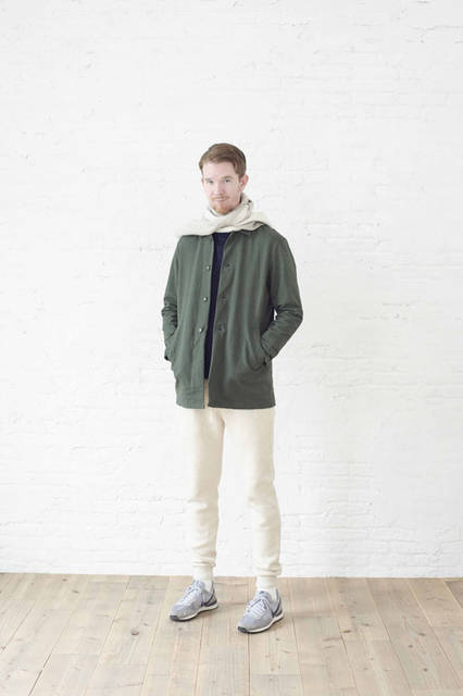 <strong>FLISTFIA｜フリストフィア</strong><br /><strong>2015-16年 秋冬コレクション</strong>　オイルドショートコート 2万5920円、スウェットパンツ 1万9980円、スウェットマフラー 5400円