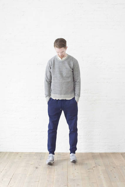 <strong>FLISTFIA｜フリストフィア</strong><br /><strong>2015-16年 秋冬コレクション</strong>　クルーネックスウェット 1万2960円、スウェットパンツ 2万3760円