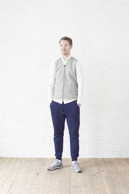<strong>FLISTFIA｜フリストフィア</strong><br /><strong>2015-16年 秋冬コレクション</strong>　ジップベスト 1万5120円、ロングスリーブBDシャツ 1万6200円、スウェットパンツ 2万3760円