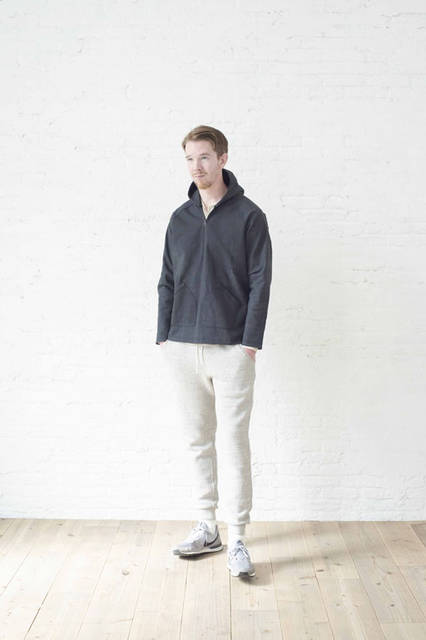 <strong>FLISTFIA｜フリストフィア</strong><br /><strong>2015-16年 秋冬コレクション</strong>　オイルド ハーフジップ プルオーバー パーカー 2万2680円、スウェットパンツ1万9980円