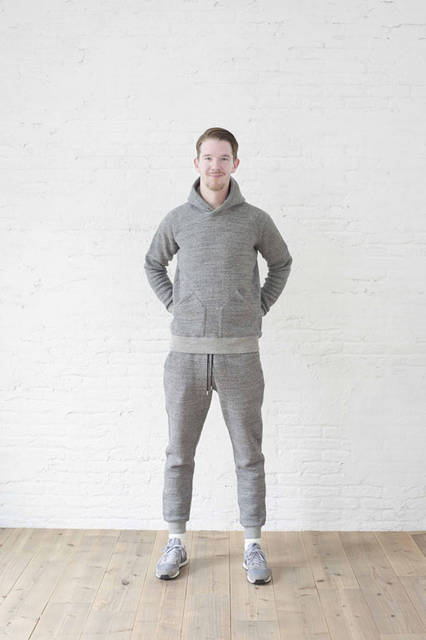 <strong>FLISTFIA｜フリストフィア</strong><br /><strong>2015-16年 秋冬コレクション</strong>　プルオーバーパーカー 1万5120円、スウェットパンツ 1万9980円