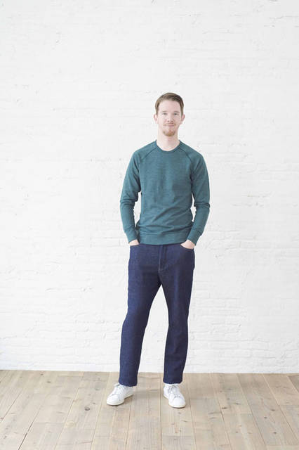 <strong>FLISTFIA｜フリストフィア</strong><br /><strong>2015-16年 秋冬コレクション</strong>　クルーネックスウェット 9936円、デニム2万3760円