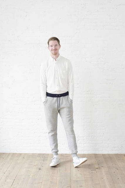 <strong>FLISTFIA｜フリストフィア</strong><br /><strong>2015-16年 秋冬コレクション</strong>　ロングスリーブBDシャツ 1万6200円、スウェットパンツ 2万5920円