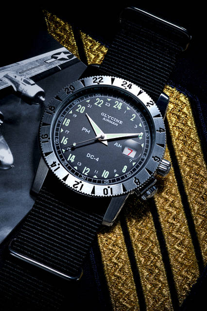 <strong>エアマン 1953 ヴィンテージ DC-4</strong><br />ケース｜ステンレススチール<br />直径｜42 ｍｍ<br />厚さ｜11.80mm<br />ムーブメント｜自動巻き<br />機能｜第2時間帯表示<br />ストラップ｜NATOストラップ<br />防水｜20気圧<br />価格｜32万円 <br />