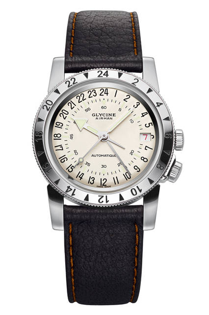 小ぶりの文字盤、いかにも計測器といった感じのヴィンテージ感たっぷりのタイムピースだ<br /><br /><strong>エアマン No.1</strong><br />ケース｜ステンレススチール<br />直径｜36mm<br />厚さ｜10.75mm<br />ムーブメント｜自動巻き<br />機能｜第2時間帯表示<br />防水｜10気圧<br />価格｜27万円<br /><br /><br />※注：日本で展開予定の商品は、画像と異なりGMT針のない‘Purist’タイプで、ストラップのステッチが黒になります。