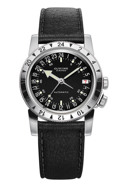 小ぶりの文字盤、いかにも計測器といった感じのヴィンテージ感たっぷりのタイムピースだ<br /><br /><strong>エアマン No.1</strong><br />ケース｜ステンレススチール<br />直径｜36mm<br />厚さ｜10.75mm<br />ムーブメント｜自動巻き<br />機能｜第2時間帯表示<br />防水｜10気圧<br />価格｜25万円<br />