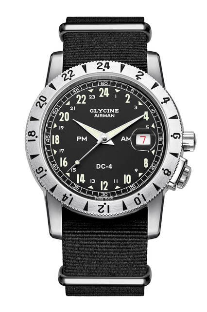 デザインはヴィンテージだが、サイズは直径42mmといま風になっている<br /><br /><strong>エアマン 1953 ヴィンテージ DC-4</strong><br />ケース｜ステンレススチール<br />直径｜42ｍｍ<br />厚さ｜11.80mm<br />ムーブメント｜自動巻き<br />機能｜第2時間帯表示<br />ストラップ｜NATOストラップ<br />防水｜20気圧<br />価格｜32万円 <br />