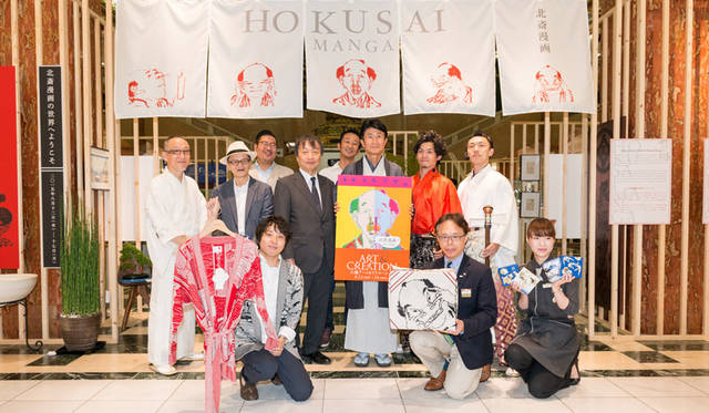 <strong>MITSUKOSHI｜日本橋三越本店</strong><br />三越アート＆クリエーション「北斎漫画の世界へようこそ」　日本橋三越本店全館でイベント・商品・店内装飾を連動。さまざまな場所で北斎漫画の画をフィーチャーした商品やサインを見つけることができる