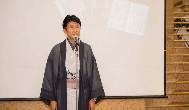 <strong>MITSUKOSHI｜日本橋三越本店</strong><br />三越アート＆クリエーション「北斎漫画の世界へようこそ」　オープニングセレモニーで挨拶する営業統括部長の栗原憲二氏