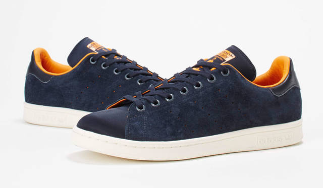 <strong>YOSHIDA｜吉田カバン</strong><br />吉田カバン創業80周年記念イベント「YOSHIDA 80th ANNIVERSARY THE STAGE」　<strong>「adidas Originals」</strong>　吉田カバン創業80周年を記念してオリジナルのStan Smithを製作。アッパーの一部はタンカーシリーズとおなじナイロンツイル生地を使用し、ライニングカラーはオレンジのゴート革仕上げ。タンカーシリーズのコードをモチーフにしたシューレースが付属するスペシャルモデルとなっている。新色のネイビーはヌバックレザーを採用し、さらにカジュアルアップした絶妙な色目に注目。吉田カバン製品取り扱い店で購入すると、シューズを収納するためのPORTER製の巾着が付属する